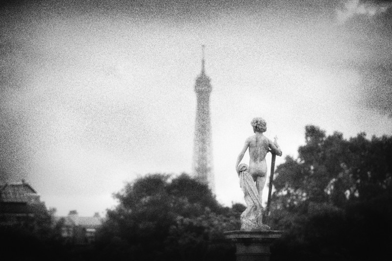 David vainqueur vers la tour Eiffel